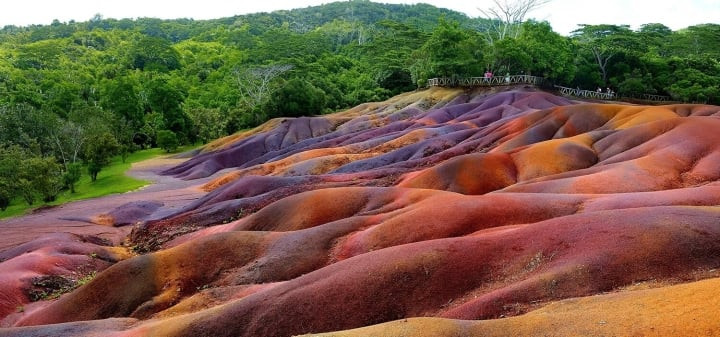 Công viên địa chất Seven Colored Earth có những dải đất và đụn cát có nhiều màu sắc nổi bật như đỏ, nâu, vàng, tím, xanh lá cây, xanh dương và tía.