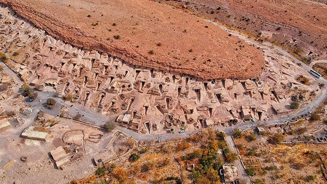Meymand là một trong những ngôi làng cổ kính và lâu đời nhất của Iran, là một nơi ở trên cao nguyên Iran, có niên đại 12.000 năm trước