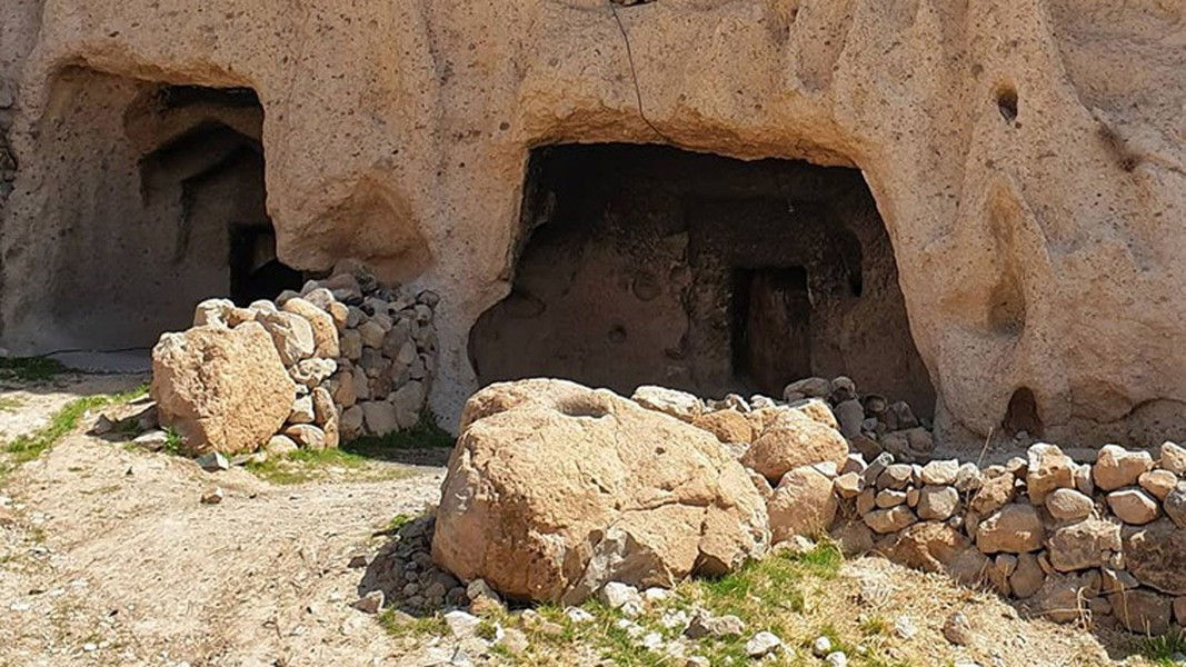 Khi nhiệt độ bắt đầu giảm, gió lạnh của mùa đông bắt đầu thổi vào thung lũng, người Meymand di chuyển xuống dưới những căn nhà trong lòng đất