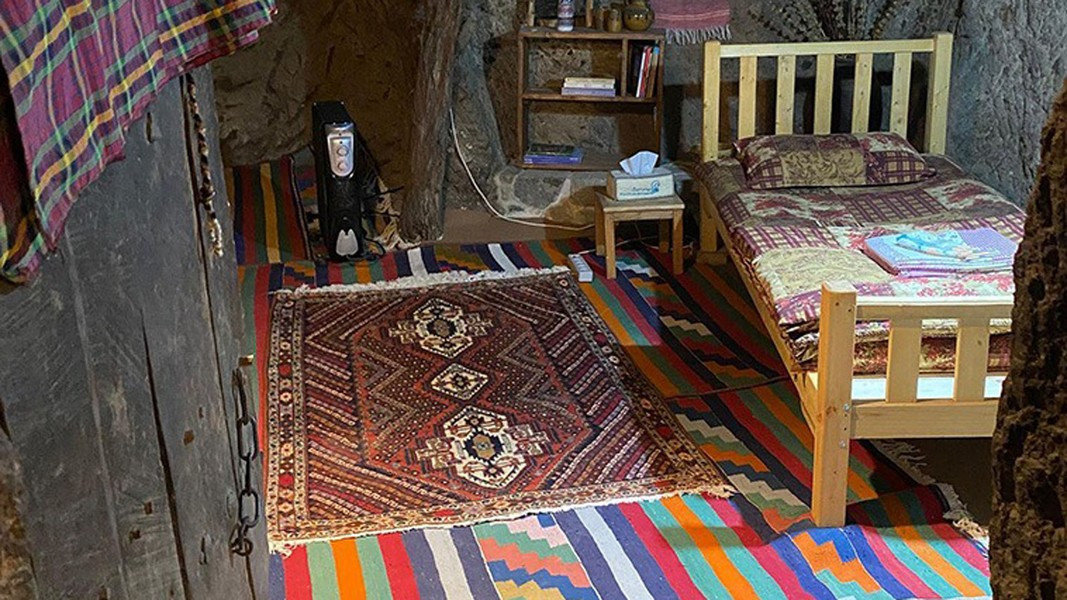 Để phù hợp với cuộc sống hiện đại, người dân Meymand bắt đầu sử dụng điện nhưng chưa có nước máy và vẫn phải dùng củi để nấu ăn