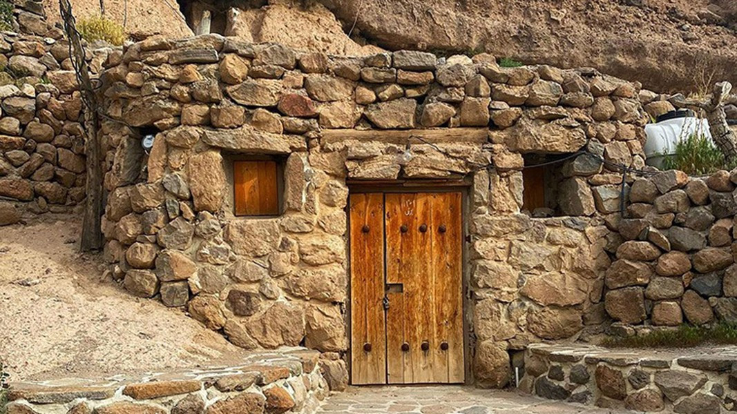 Những ngôi nhà này xây tối đa 7 phòng, mỗi phòng cao khoảng 2m và rộng khoảng 20m2, cửa của mỗi hang động thường làm bằng gỗ