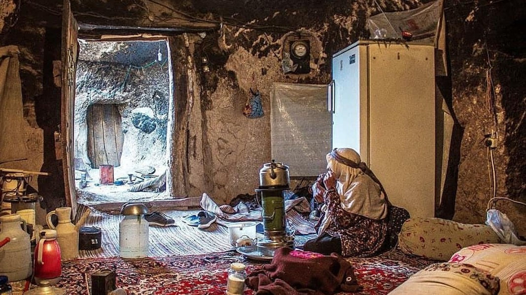 Bữa ăn của người dân ở làng cổ Meymand chủ yếu là bánh mì, sữa. Trong khi, trứng chỉ được sử dụng khi có khách và họ chỉ được ăn thịt vào những dịp lễ đặc biệt