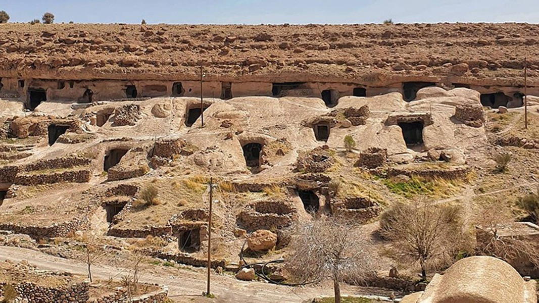 Hiện tại, ngôi làng có khoảng 400 hang cư trú với hơn 2.500 phòng và có nhiều phòng trong đó đã được người dân sinh sống từ 2.000-3.000 năm