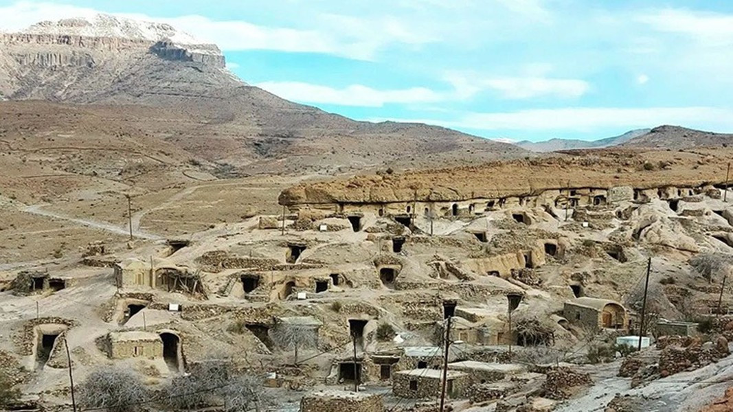 Người dân nơi đây sống trong những ngôi nhà được đào sâu trong những khối đá trầm tích mềm trên các sườn đồi