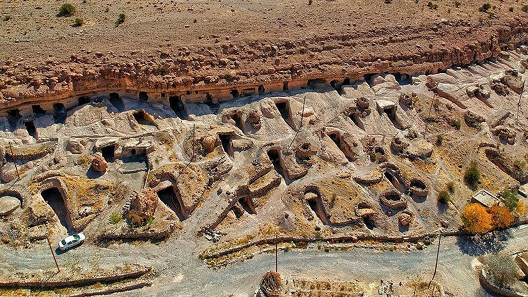 Nằm trong một thung lũng khô cằn của miền Trung Iran, người Meymand thường xuyên phải trải qua mùa hè cực kỳ nóng và mùa đông giá buốt