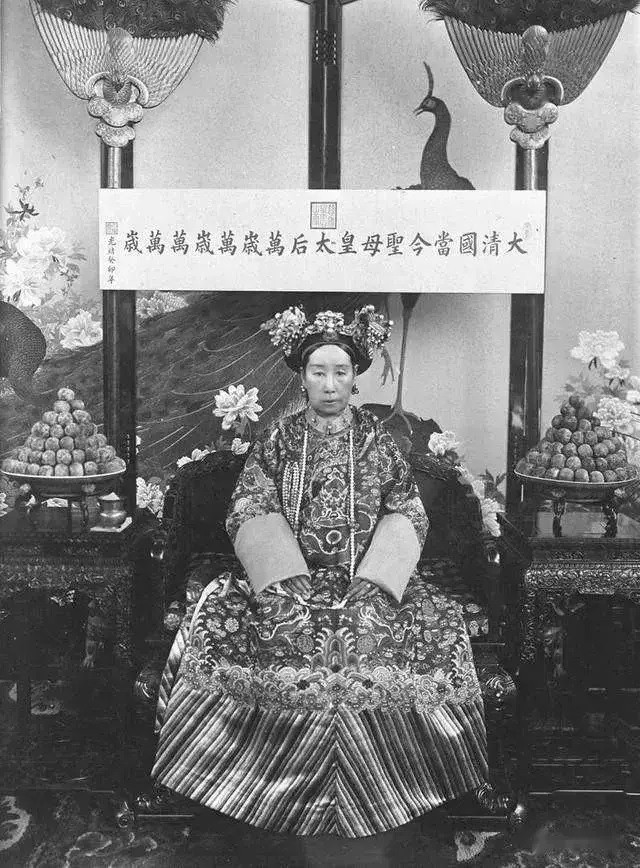 Thông qua những bức ảnh hiếm thời nhà Thanh, công chúng có góc nhìn chân thực về cuộc sống của người dân khi đó. Trong ảnh là Từ Hi Thái Hậu khoác trên người trang phục xa hoa, đeo nhiều phụ kiện, trang sức đắt giá. Tuy nhiên, vị thái hậu quyền lực có nhan sắc không thực sự nổi bật.