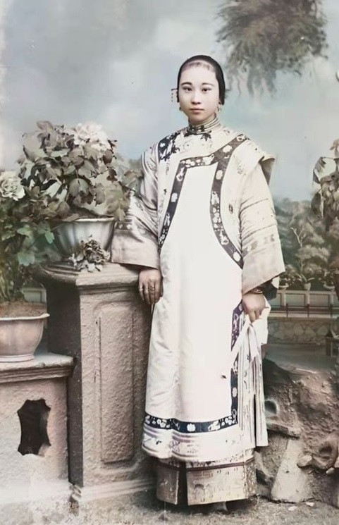 Một thiếu nữ xinh đẹp xuất thân trong gia đình giàu có ở Tô Châu những năm 1920.