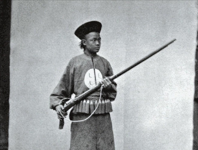 Ảnh chụp một binh lính nhà Thanh cầm khẩu súng - vũ khí hiện đại có khả năng sát thương cao được nhập từ phương Tây vào Trung Quốc.