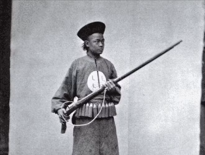 Ảnh chụp một binh lính nhà Thanh cầm khẩu súng - vũ khí hiện đại có khả năng sát thương cao được nhập từ phương Tây vào Trung Quốc.