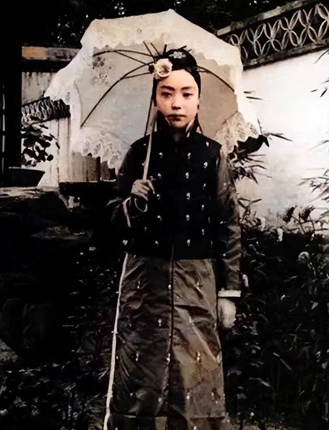 Khác xa phim ảnh, phụ nữ dưới thời nhà Thanh thường có vóc dáng thấp bé.