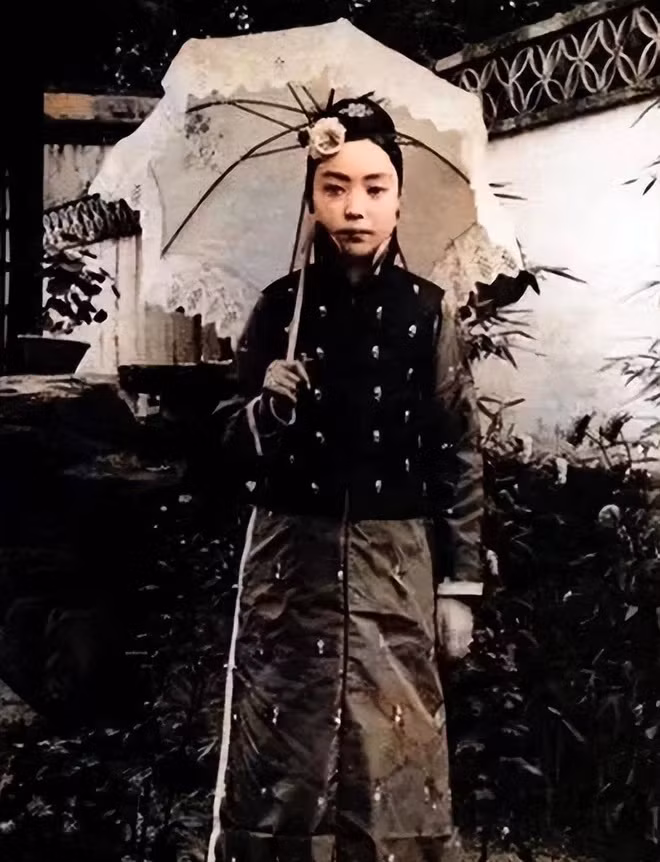 Khác xa phim ảnh, phụ nữ dưới thời nhà Thanh thường có vóc dáng thấp bé.