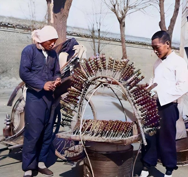 Người đàn ông bán kẹo táo trên đường phố ở Bắc Kinh dưới thời nhà Thanh.