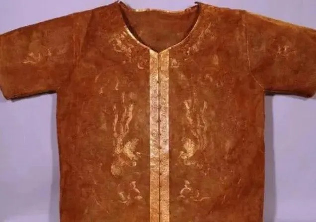 Theo các chuyên gia, những kẻ trộm mộ không lấy bộ quần áo liệm vì cho rằng nó không may mắn, mang lại điều xui xẻo. Thêm nữa, trong mộ có vô số vàng bạc châu báu nên mộ tặc không chú ý đến bộ quần áo liệm được cho là không đáng tiền.