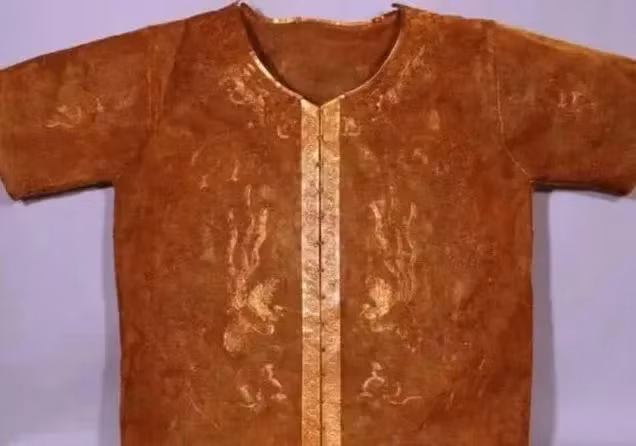 Theo các chuyên gia, những kẻ trộm mộ không lấy bộ quần áo liệm vì cho rằng nó không may mắn, mang lại điều xui xẻo. Thêm nữa, trong mộ có vô số vàng bạc châu báu nên mộ tặc không chú ý đến bộ quần áo liệm được cho là không đáng tiền.