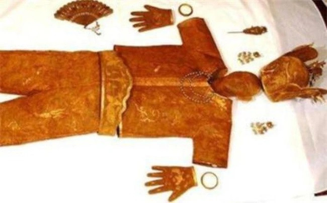 Bảo vật đó chính là bộ quần áo liệm còn gần như nguyên vẹn. Trang phục này được thêu hình 4 con phượng hoàng vô cùng tinh xảo, được nghệ nhân trang trí, đính thêm nhiều vàng bạc, đá quý...