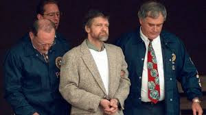 Năm 25 tuổi, Kaczynski trở thành giảng viên toán trẻ nhất ở Đại học California nhưng thường bị sinh viên than phiền vì thiếu kiên nhẫn. Năm 1969, ông đột ngột nghỉ việc. Sau đó, ông cùng với anh trai mua một mảnh đất ở ngoại ô Lincoln, Montana rồi xây một cabin nhỏ để sống.