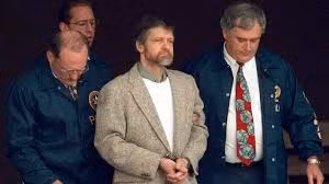 Năm 25 tuổi, Kaczynski trở thành giảng viên toán trẻ nhất ở Đại học California nhưng thường bị sinh viên than phiền vì thiếu kiên nhẫn. Năm 1969, ông đột ngột nghỉ việc. Sau đó, ông cùng với anh trai mua một mảnh đất ở ngoại ô Lincoln, Montana rồi xây một cabin nhỏ để sống.