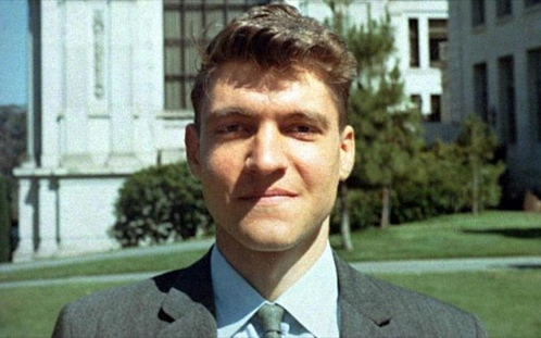 Sinh ngày 22/5/1942 tại Chicago, Mỹ, thiên tài toán học Theodore "Ted" Kaczynski sinh ra và lớn lên trong gia đình người Ba Lan nhập cư. Ngay từ khi còn nhỏ, Kaczynski sớm bộc lộ là một đứa trẻ thông minh. Khi Kaczynski 6 tuổi, nhà tâm lý học trẻ em Ralph Meister đo trí thông minh của cậu. Theo kết quả kiểm tra, Kaczynski có IQ trong khoảng 160 - 170.