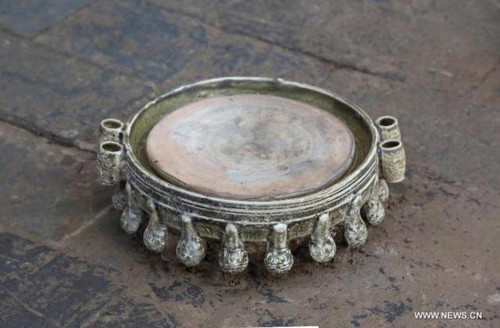 Từ đây, các chuyên gia xác định chủ nhân lăng mộ là Tùy Dạng Đế Dương Quảng (581-618) và người phụ nữ được chôn cùng ông là Tiêu hoàng hậu.