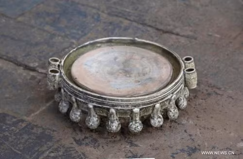 Từ đây, các chuyên gia xác định chủ nhân lăng mộ là Tùy Dạng Đế Dương Quảng (581-618) và người phụ nữ được chôn cùng ông là Tiêu hoàng hậu.