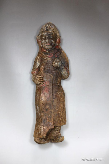 Tại mộ thất chính, các nhà khảo cổ không phát hiện di hài nguyên vẹn mà chỉ tìm thấy 2 chiếc răng. Trong khi đó, thi hài người phụ nữ ở nhĩ thất phía Tây còn khá nguyên vẹn. Kết quả nghiên cứu cho thấy khi còn sống bà cao khoảng 1,5m. Vào thời điểm qua đời, bà khoảng 56 tuổi.