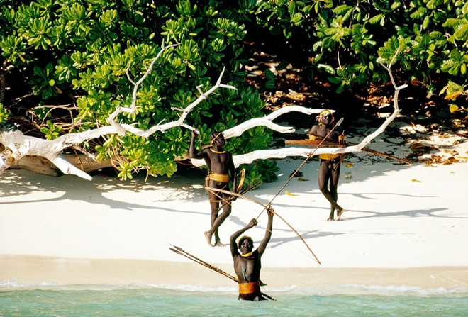 Người Sentinel sinh sống bằng cách săn bắn hái lượm, câu cá... Bất cứ ai có tiếp cận hòn đảo Bắc Sentinel đều bị người Sentinel coi là kẻ thù và tấn công bằng giáo mác, cung tên.