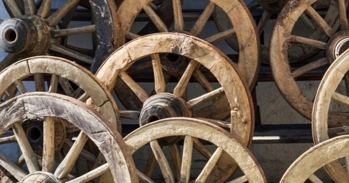 Vào những năm 3000 trước Công nguyên, người Lưỡng Hà được cho là nền văn minh đầu tiên chế tạo ra bánh xe và xe kéo. Đến khoảng năm 2000 TCN, xe kéo - phát minh cổ đại được du nhập vào Trung Quốc.