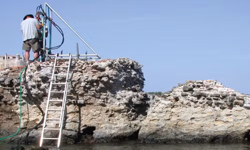 Theo nghiên cứu của các nhà khoa học, người La Mã thời cổ đại có một công thức đặc biệt để làm nên loại bê tông có độ bền cao. Họ đã xác định được 2 thành phần chính tạo nên bê tông La Mã là vôi và tro núi lửa.