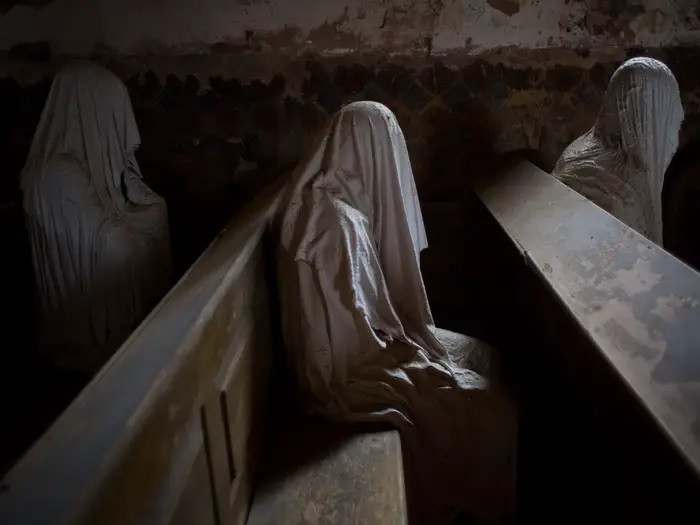 Ngoài ra, một số bức tượng "hồn ma" khác được đặt ở các địa điểm khác xung quanh nhà thờ giúp tạo ra bầu không khí ma quái.