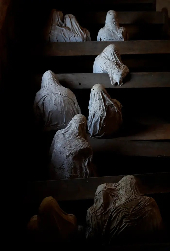 Theo đó, nghệ sĩ Jakub đã tạo ra 32 "con ma" có kích thước như người thật và đặt chúng khắp bên trong nhà thờ.