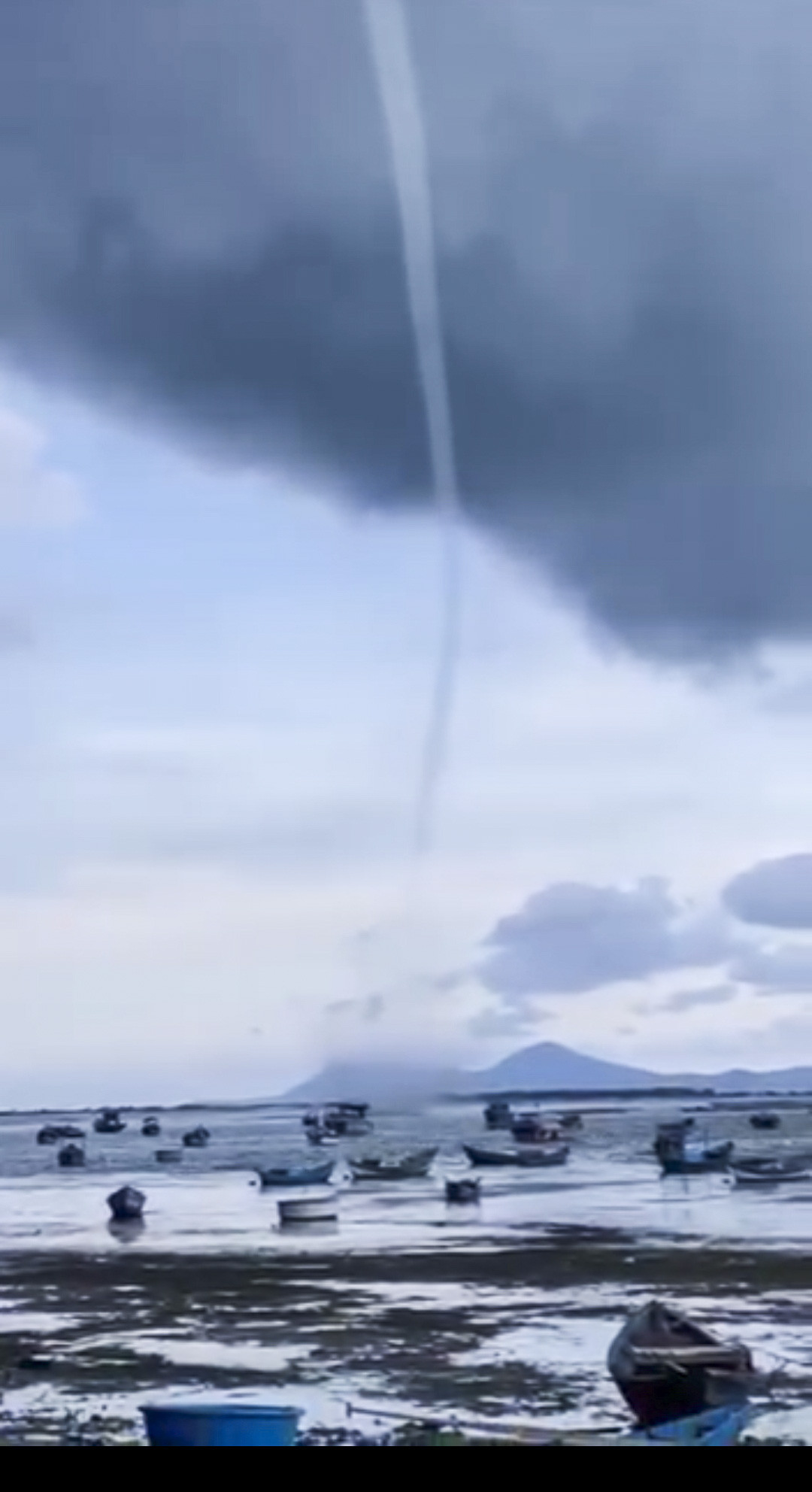 Một vòi rồng cao hàng trăm mét xuất hiện trên vùng biển Hà Già, xã Vạn Hưng, huyện Vạn Ninh, tỉnh Khánh Hòa vào chiều ngày 22/5. Theo lời kể của người dân, vòi rồng xuất hiện khoảng hơn 20 phút rồi tan. Ảnh chụp lại từ clip người dân.