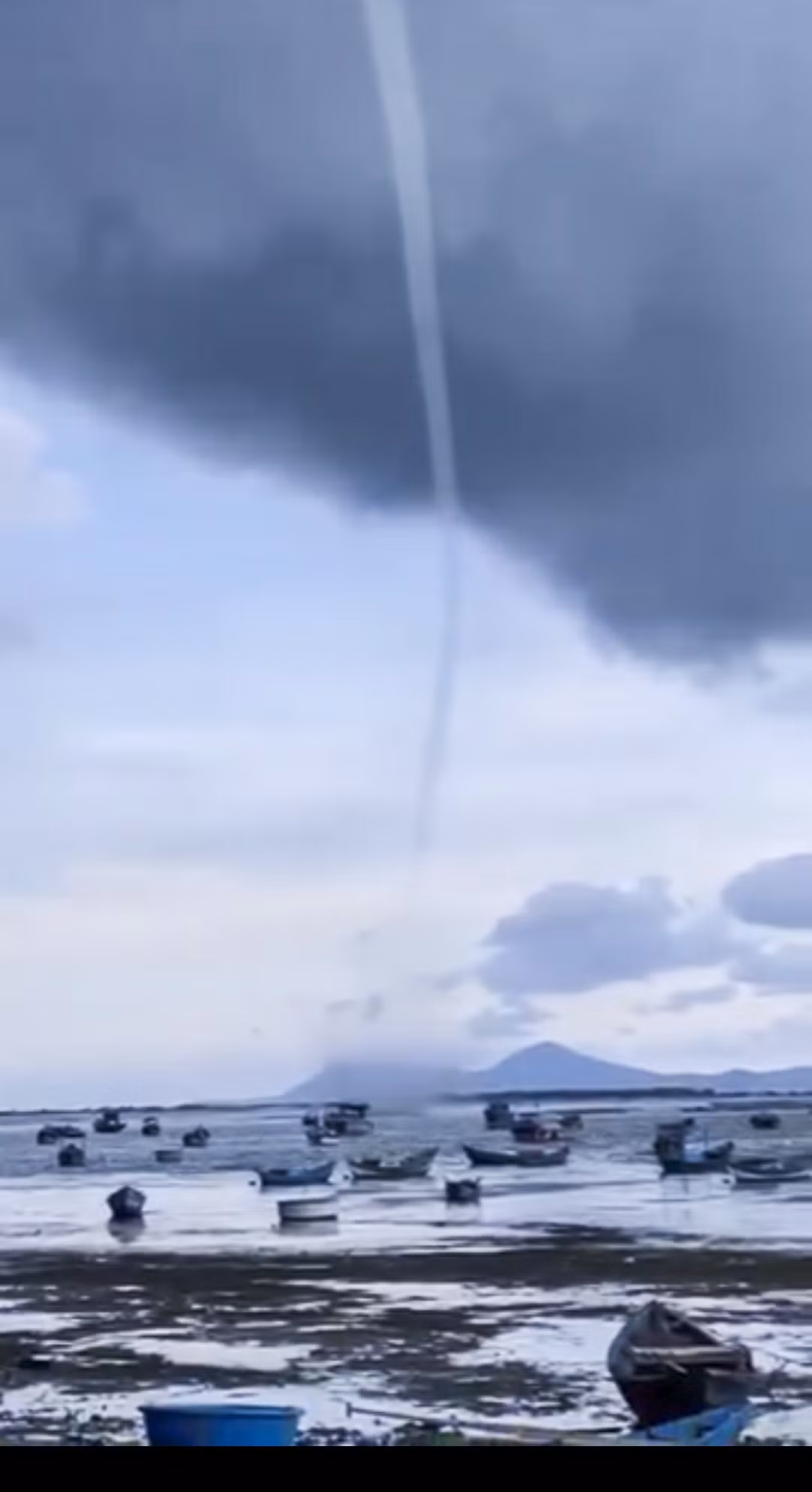 Một vòi rồng cao hàng trăm mét xuất hiện trên vùng biển Hà Già, xã Vạn Hưng, huyện Vạn Ninh, tỉnh Khánh Hòa vào chiều ngày 22/5. Theo lời kể của người dân, vòi rồng xuất hiện khoảng hơn 20 phút rồi tan. Ảnh chụp lại từ clip người dân.