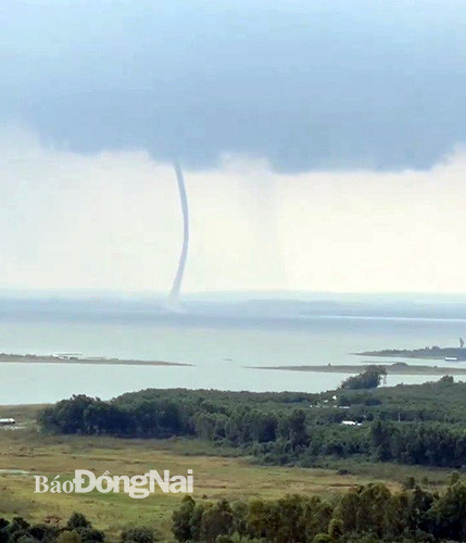 Chiều ngày 2/9/2022, một vòi rồng lớn xuất hiện trên hồ Trị An, thuộc khu vực xã Thanh Sơn, huyện Định Quán, Đồng Nai. Ảnh: Báo Đồng Nai.