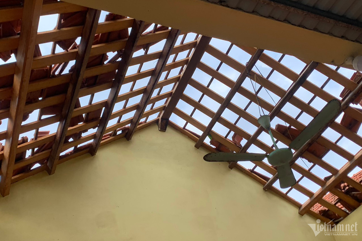 Hiện tượng này chỉ xuất hiện khoảng 3 phút nhưng đã làm hơn 70 hộ dân bị ảnh hưởng. Nhiều nhà dân bị tốc mái ngói, bay tôn nhà, nhiều cây cối bị quật đổ. Ảnh: Vietnamnet.