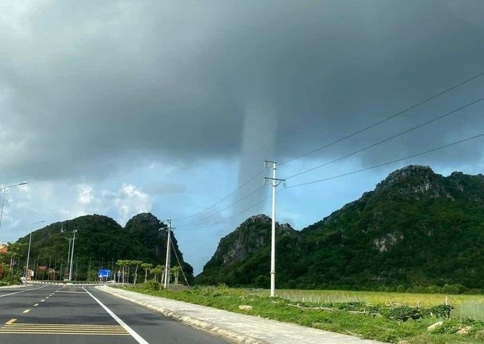 Trước đó, hiện tượng vòi rồng xảy ra tại một số nơi ở Việt Nam. Cụ thể, vào hơn 7h ngày 25/7, vòi rồng cao hàng trăm mét xuất hiện trên biển thuộc xã Xuân Đám, huyện Cát Hải, Hải Phòng. Khi vòi rồng xuất hiện, mây đen bao trùm cả khu vực. Hiện tượng này chỉ diễn ra trong vài phút và không gây thiệt hại về người hay tài sản. Ảnh: moitruong.net.vn.