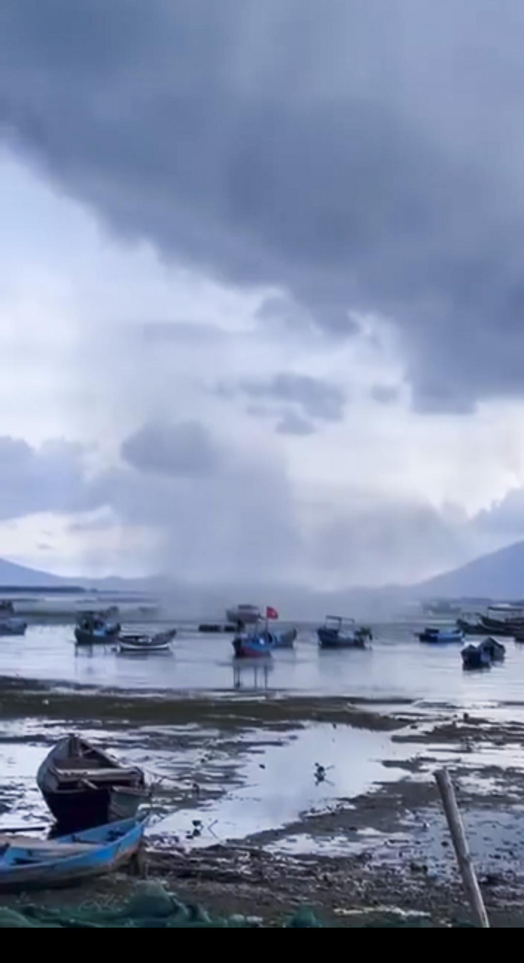 Trong khoảng thời gian đó, vòi rồng kéo theo cột nước trắng xóa quét qua mặt biển, làm lật một số ghe, xuồng của ngư dân. May mắn là không có thiệt hại về người. Ảnh chụp lại từ clip người dân.