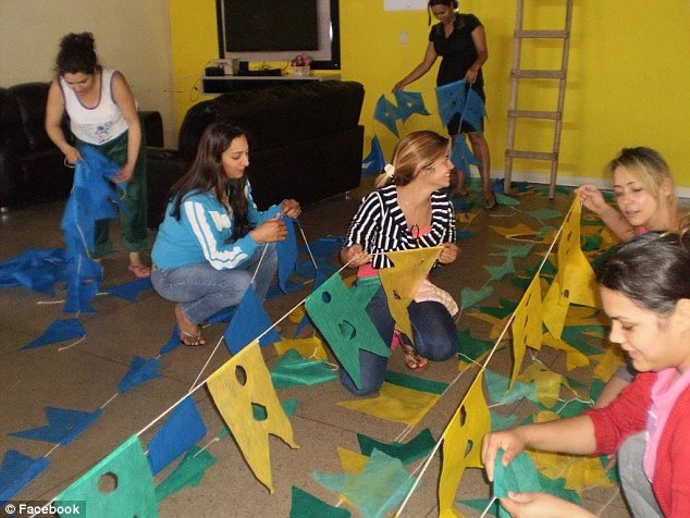 Hầu hết cư dân trong làng là phụ nữ ở độ tuổi từ 20 - 35. Họ có nhan sắc xinh đẹp, quyến rũ.