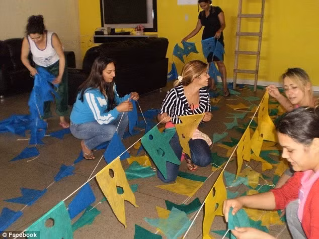 Hầu hết cư dân trong làng là phụ nữ ở độ tuổi từ 20 - 35. Họ có nhan sắc xinh đẹp, quyến rũ.