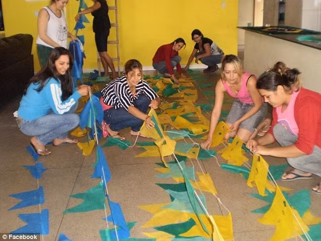 Khi tới ngôi làng Noiva do Cordeiro, nhiều người bất ngờ khi bắt gặp rất ít nam giới. Điều này xuất phát từ việc nhiều nam giới trong làng đi làm thợ mỏ hoặc làm việc ở các thành phố lớn gần đó. Họ thường trở về nhà dịp cuối tuần hoặc các ngày lễ.