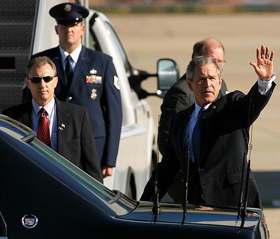 Năm 2003, Mật vụ Mỹ được chuyển sang trực thuộc Bộ An ninh Nội địa Mỹ. Một trong những nhiệm vụ hàng đầu của họ là bảo vệ Tổng thống Mỹ và gia đình của người đứng đầu đất nước.