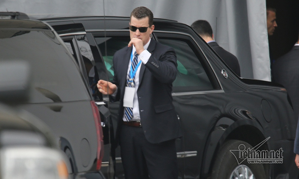 Để giảm thiểu mối đe dọa, các mật vụ Mỹ liên tục kiểm tra xung quanh xem có người nào có bàn tay nhét trong túi hoặc các dấu hiệu đáng ngờ khác.