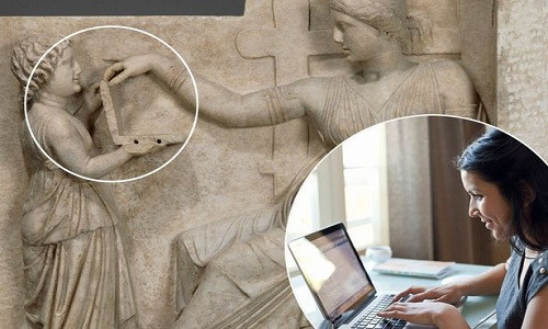 Thế nhưng, một quan điểm khác cho rằng, người phụ nữ ngồi trên thế đang chạm tay vào một chiếc laptop. Vào thời cổ đại, máy tính xách tay chưa được con người phát minh.