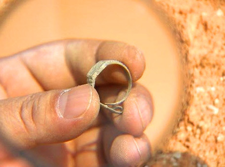 Những chi tiết trên khiến nhiều người tin rằng đó là một bằng chứng "chắc nịch" về du hành thời gian. Tuy nhiên, quan điểm khác cho rằng, đó có thể chỉ là sự trùng hợp ngẫu nhiên khi người xưa tạo ra hiện vật giống đồng hồ Thụy Sĩ.