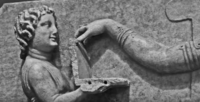 Việc laptop xuất hiện ở Hy Lạp thời cổ đại được lý giải là do người du hành tới từ tương lai mang về quá khứ. Không biết vô tình hay cố ý mà món đồ hiện đại này được để lại. Đến nay, các nhà khoa học cố gắng xác thực món đồ đó có thật là laptop hay không.