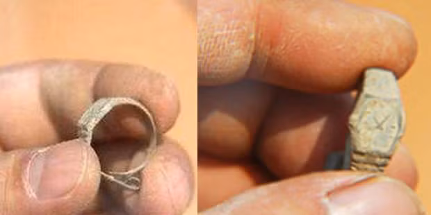 Theo các chuyên gia, hiện vật đó thực chất là một mảnh kim loại, mặt sau có in chữ Swiss (tên tiếng Anh của Thụy Sĩ) và mặt trước có kim giờ và kim phút.