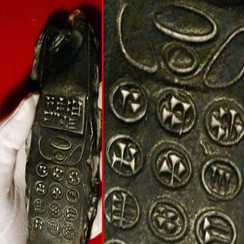 Qua kiểm tra, các chuyên gia xác định các ký tự trên mặt phiến đất sét là chữ hình nêm của người Sumer - một trong những nền văn minh cổ nhất lịch sử nhân loại. Nhiều người tò mò không biết vì sao người Sumer lại tạo ra tấm đất sét giống điện thoại để làm gì? Liệu đó có phải là do họ từng gặp nhà du hành thời gian nên biết tới món đồ hiện đại này?