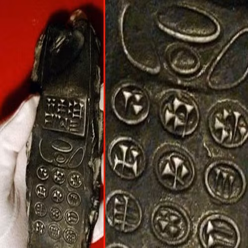 Qua kiểm tra, các chuyên gia xác định các ký tự trên mặt phiến đất sét là chữ hình nêm của người Sumer - một trong những nền văn minh cổ nhất lịch sử nhân loại. Nhiều người tò mò không biết vì sao người Sumer lại tạo ra tấm đất sét giống điện thoại để làm gì? Liệu đó có phải là do họ từng gặp nhà du hành thời gian nên biết tới món đồ hiện đại này?