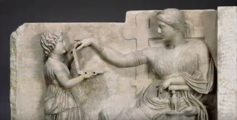 Trong số này có một bức tượng có từ thời Hy Lạp cổ đại được trưng bày tại bảo tàng J. Paul Getty, Malibu, California, Mỹ. Khi nhìn thoáng qua, nhiều người cho rằng bức tượng này đơn giản là mô tử một phụ nữ đang ngồi trên ghế và xem chiếc hộp có thể đựng trang sức, mỹ phẩm... do người hầu cầm.