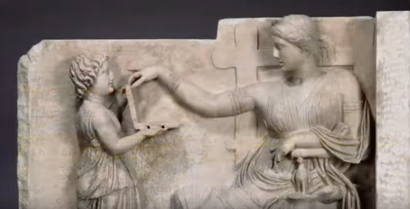 Trong số này có một bức tượng có từ thời Hy Lạp cổ đại được trưng bày tại bảo tàng J. Paul Getty, Malibu, California, Mỹ. Khi nhìn thoáng qua, nhiều người cho rằng bức tượng này đơn giản là mô tử một phụ nữ đang ngồi trên ghế và xem chiếc hộp có thể đựng trang sức, mỹ phẩm... do người hầu cầm.