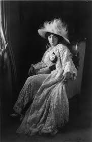 Với gia thế giàu có, tiểu thư Evalyn có cuộc sống xa hoa, tiêu xài hoang phí. Vị tiểu thư xinh đẹp này rất thích mua sắm. Trong cuốn hồi ký "Father Struck It Rich", bà từng kể rằng nhiều lần ngồi ở ghế sau xe Roll Royce để đi mua sắm. Bà không hề xuống xe và các chủ cửa hàng tự mang các sản phẩm đến tận nơi cho vị tiểu thư này lựa chọn.